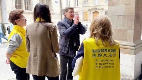 Mauro Poggia, president of the Council of State of Geneva shows his respect to Falun Dafa practitioners on April 28, 2023 in Geneva’s Old Town, Switzerland.